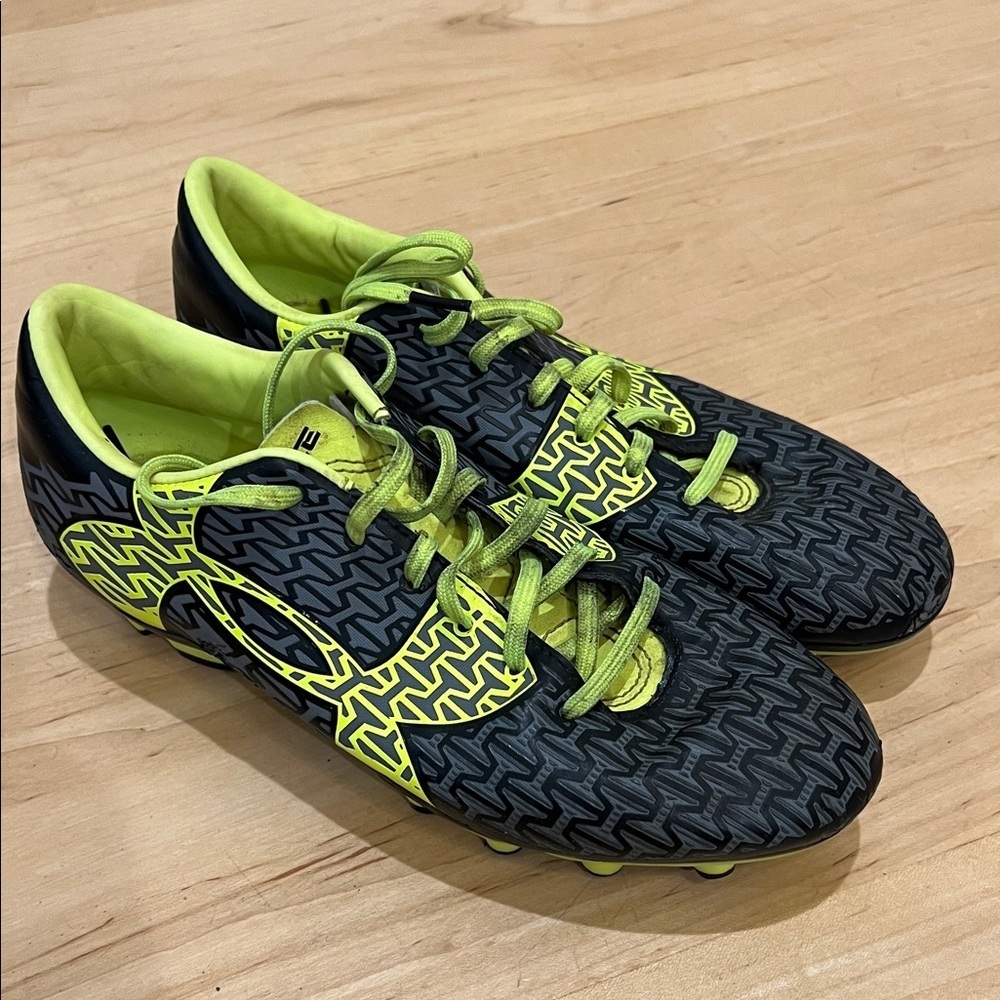 Kids Under Armour Soccer Cleats Size 7
